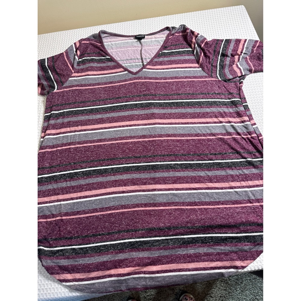 Torrid T-Shirt Women 3 Purple Striped V-Neck Short Sleeve Curved Hem EUC